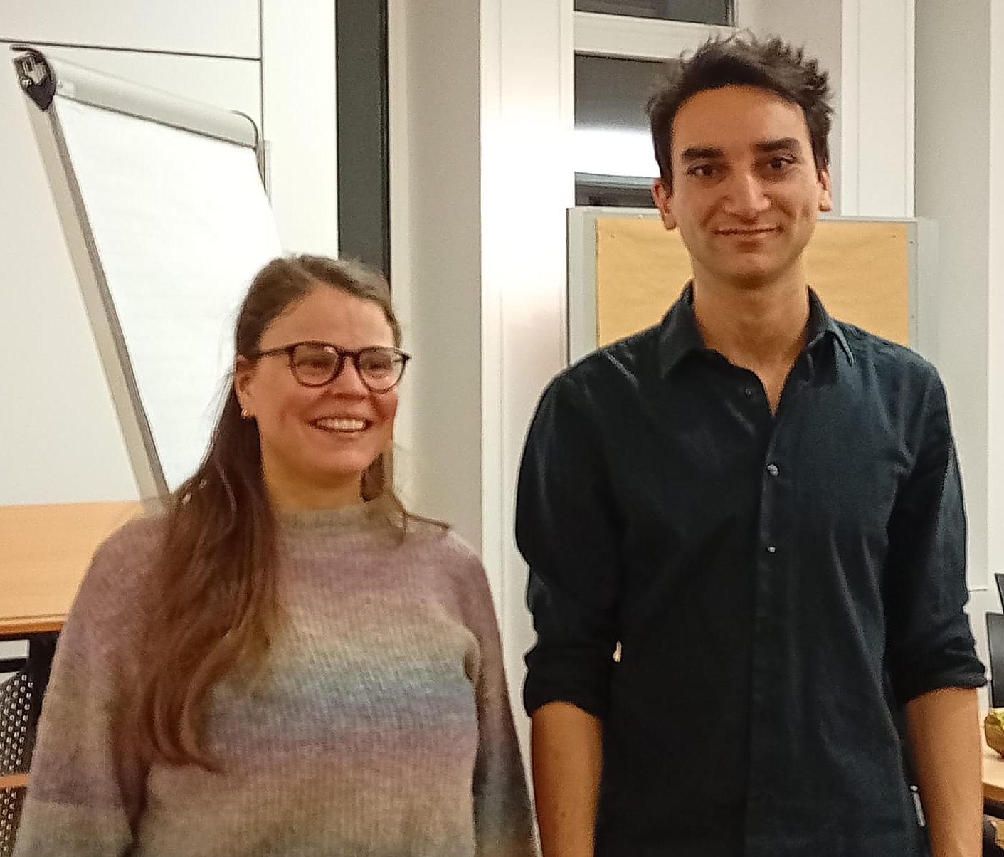 Mateo Peñaloza Cecconi gibt den Taktsock an Elisabeth Strake weiter